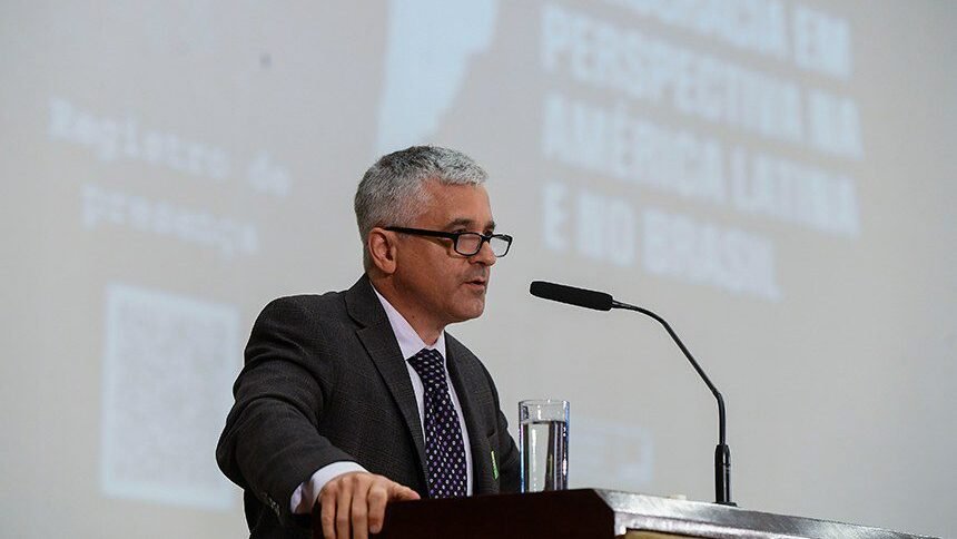 Autor do livro Como as democracias morrem encontra Lula.jpeg