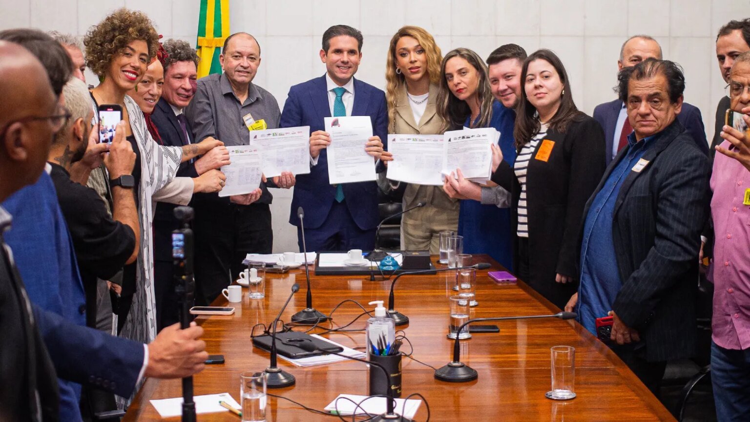 erika-hilton-hugo-motta-encaminhar-pec-escala-6x1-erika-hilton-protocolou-a-pec-do-fim-da-6x1-em-fevereiro-foto-erika-hilton-divulgacao-tvt-news