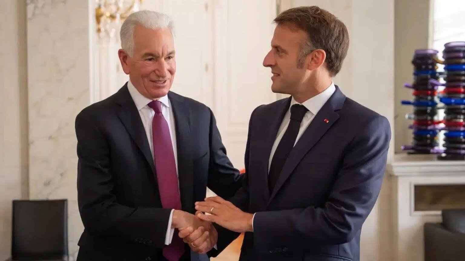 França convoca embaixador dos EUA após críticas à atuação contra antissemitismo 1 franca-convoca-embaixador-eua-criticas-atuacao-contra-antissemitismo-charles-kushner-emmanuel-macron-reproducao-tvt-news