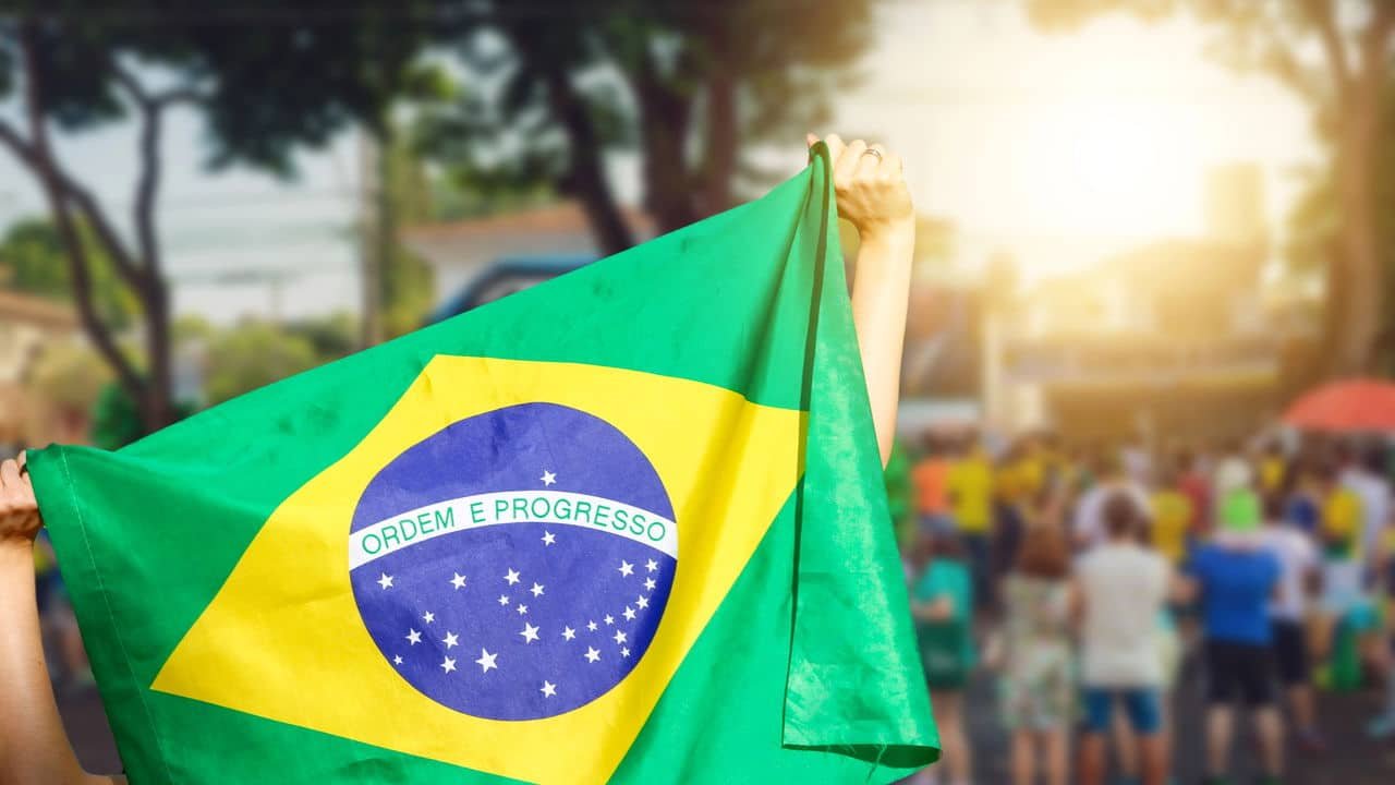 Grupo faz oracao em frente a residencia de Bolsonaro.jpg