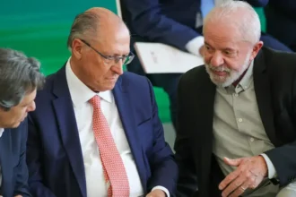 em-entrevista-lula-adianta-pacote-de-alivio-ao-tarifaco-lula-vai-lancar-pacote-de-ajuda-aos-setores-prejudicados-pelo-tarifaco-com-linha-de-credito-de-r-30-bilhoes-e-compras-governamentais-foto-fabio-rodrigues-pozzebom-agenciabrasil-tvt-news