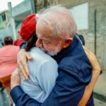 quaest-lula-ganha-no-2º-turno-contra-todos-os-candidatos-de-direita-ou-centrao-presidente-lula-abracando-eleitor-foto-ricardo-stuckert-pr-tvt-news