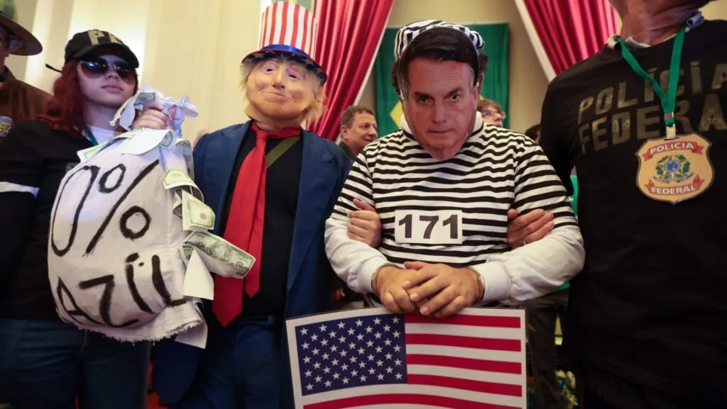 maioria-apoia-prisao-de-bolsonaro--diz-quaest--pessoa-com-fantasia-de-jair-bolsonaro-preso--foto-paulo-pinto-agencia-brasil-tvt-news