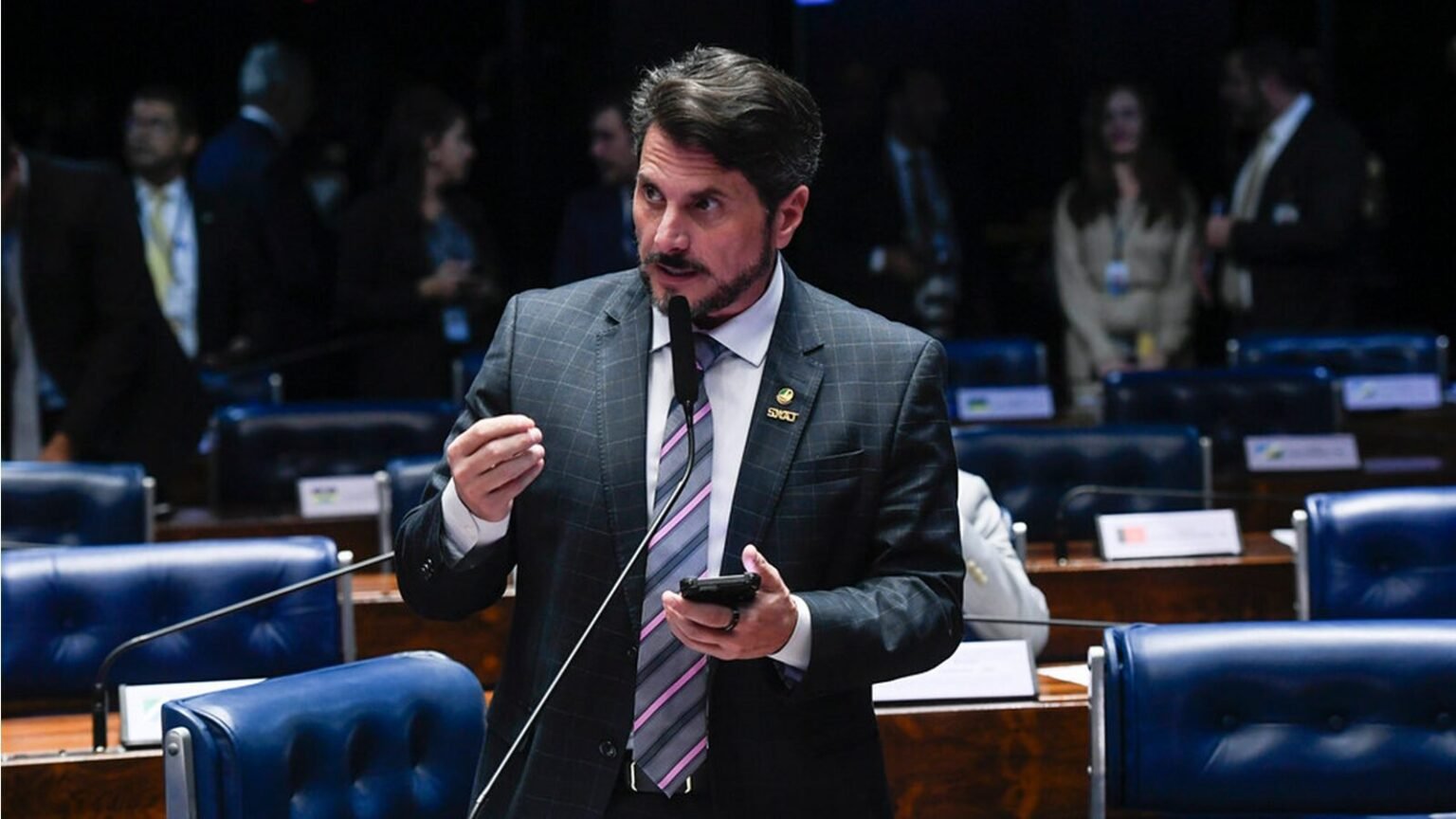 Marcos do Val e recebido pela PF para usar tornozeleira.jpg