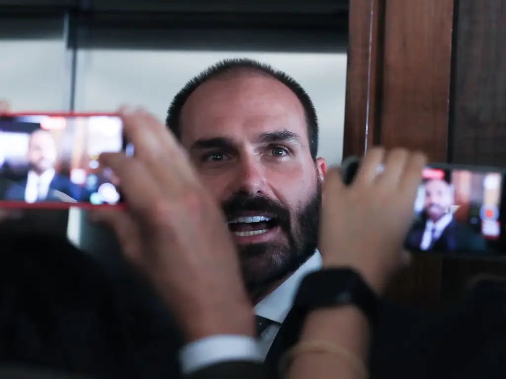 Motta protocola quatro pedidos de cassacao contra Eduardo Bolsonaro.webp.webp