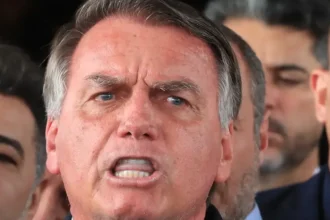 prisao-domiciliar-de-bolsonaro-e-decretada-ex-presidente-jair-bolsonaro-durante-declaracao-a-imprensa-apos-virar-reu-no-stf-prisao-domiciliar-de-bolsonaro-foi-decretada-nesta-segunda-foto-lula-marques-agencia-brasil-tvt-news