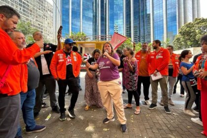 pelo-fim-dos-descontos-abusivos-da-previdencia-petroleiros-fazem-ato-no-dia-13-manifestacao-de-petroleiros-em-frente-ao-edisen-sede-da-petrobras-foto-fup-tvt-news
