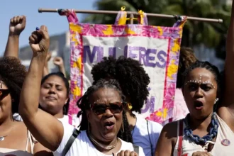 25-de-julho-e-o-dia-da-mulher-negra-latino-americana-na-10a-marcha-das-mulheres-negras-do-rj-as-mulheres-negras-marcham-contra-violencia-o-racismo-e-pelo-bem-viver-foto-tania-rego-agencia-brasil-tvt-news