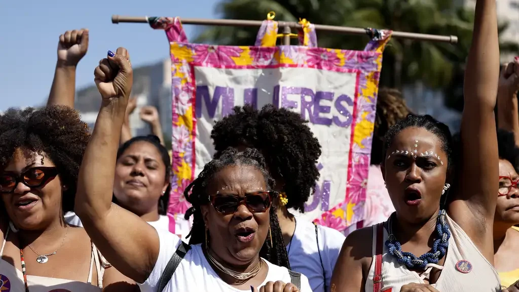 25-de-julho-e-o-dia-da-mulher-negra-latino-americana-na-10a-marcha-das-mulheres-negras-do-rj-as-mulheres-negras-marcham-contra-violencia-o-racismo-e-pelo-bem-viver-foto-tania-rego-agencia-brasil-tvt-news