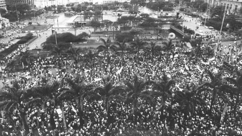greve-nacional-dos-bancarios-de-1985-alesp-celebra-40-anos-da-manifestacao-em-1985-paralisacao-dos-bancarios-reuniu-cerca-de-30-mil-pessoas-na-praca-da-se-em-sp-foto-seeb-sp-reproducao-tvt-news