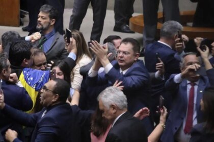 Base do governo na Câmara vai ao STF contra PEC da Blindagem 4 Base do governo na Camara vai ao STF contra PEC.jpg