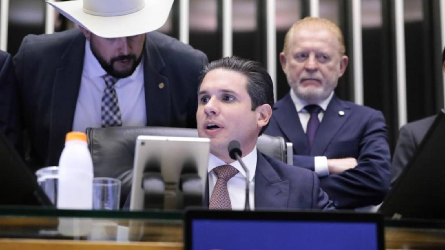 Bohn Gass critica volta do voto secreto na PEC da Blindagem 1 Bohn Gass critica volta do voto secreto na PEC da.jpg