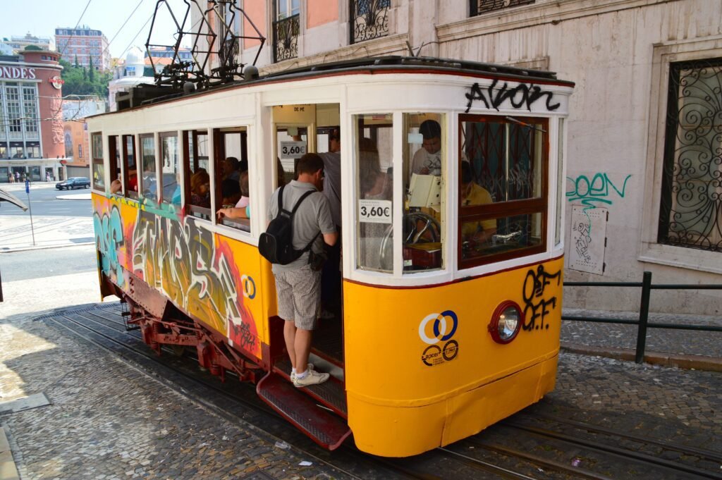 brasileiro-esta-entre-os-feridos-do-descarrilamento-do-elevador-da-gloria-em-lisboa-elevador-da-gloria-foto-manuel-menal-wiki-commons-tvt-news