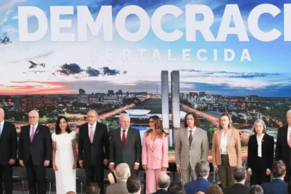 estabilidade-democratica-e-condicao-para-o-trabalho-a-economia-e-o-futuro-do-pais-brasilia-df-08-01-2025-presidente-da-republica-luiz-inacio-lula-da-silva-durante-cerimonia-em-defesa-da-democracia-no-palacio-do-planalto-foto-ricardo-stuckert-pr-tvt-news