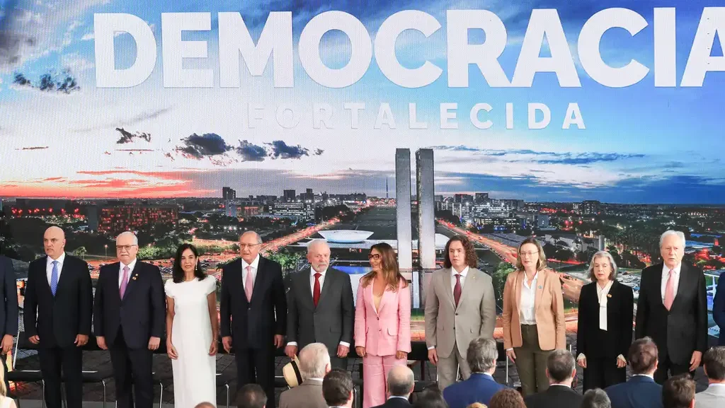 estabilidade-democratica-e-condicao-para-o-trabalho-a-economia-e-o-futuro-do-pais-brasilia-df-08-01-2025-presidente-da-republica-luiz-inacio-lula-da-silva-durante-cerimonia-em-defesa-da-democracia-no-palacio-do-planalto-foto-ricardo-stuckert-pr-tvt-news