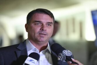 Os bastidores da nova viagem de Flávio Bolsonaro aos EUA e o motivo que poucos sabem 5 Flavio Bolsonaro pede oracoes e atualiza estado de saude do.jpg
