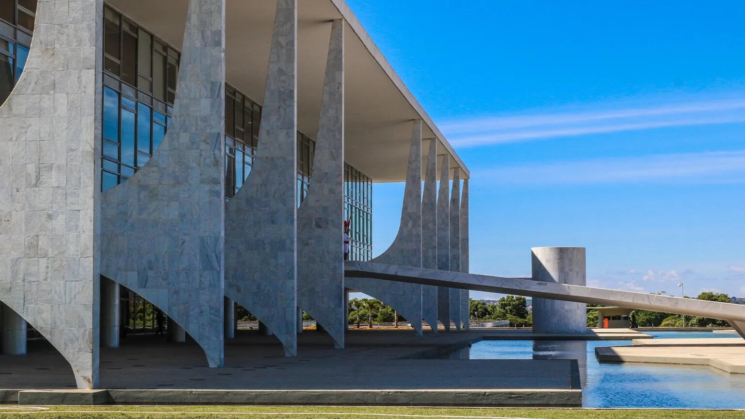Homem tenta invadir Planalto e e impedido com tiros de.jpg