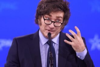 Milei sofre a maior derrota eleitoral; entenda os motivos 7 milei-sofre-a-maior-derrota-eleitoral-na-argentina-entenda-os-motivos-milei-foi-derrotado-pelo-peronismo-que-o-presidente-argentino-havia-prometido-enterrar-foto-gage-skidmore-tvt-news