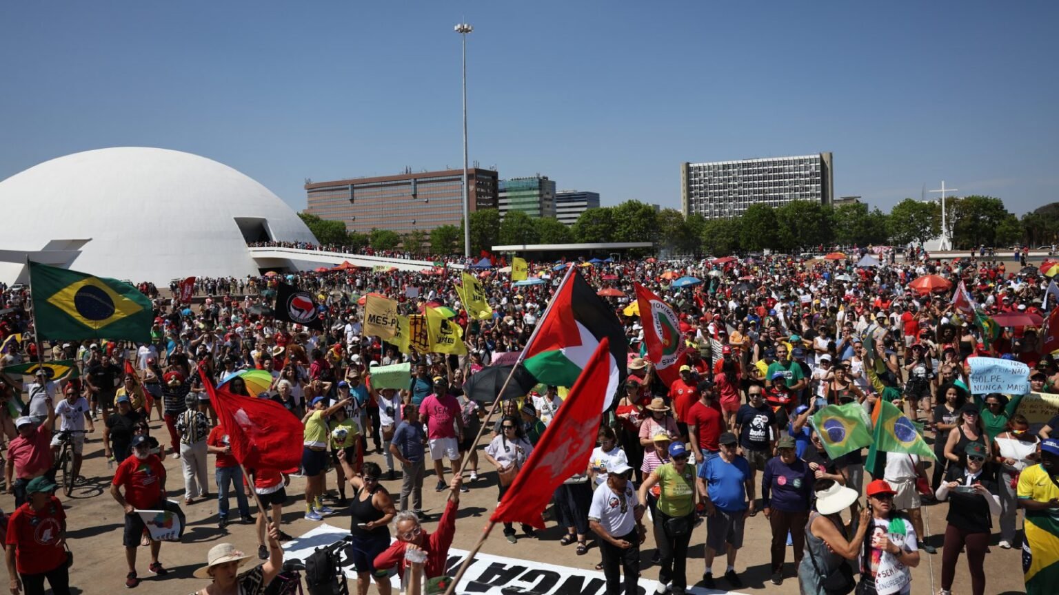 milhares-as-ruas-atos-contra-blindagem-e-anistia-milhares-protestaram-na-esplanada-dos-ministerios-em-brasilia-foto-marcelo-camargo-agencia-brasil-tvt-news