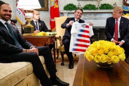 PGR prepara denuncia contra Jair e Eduardo Bolsonaro por coacao.jpg