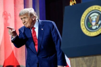 Quando a versão supera os fatos 6 desemprego-nos-eua-sobe-ao-maior-nivel-desde-2021-no-mes-passado-trump-demitiu-comissaria-de-estatistica-diante-dos-primeiros-sinais-de-desaquecimento-do-emprego-foto-casa-branca-tvt-news