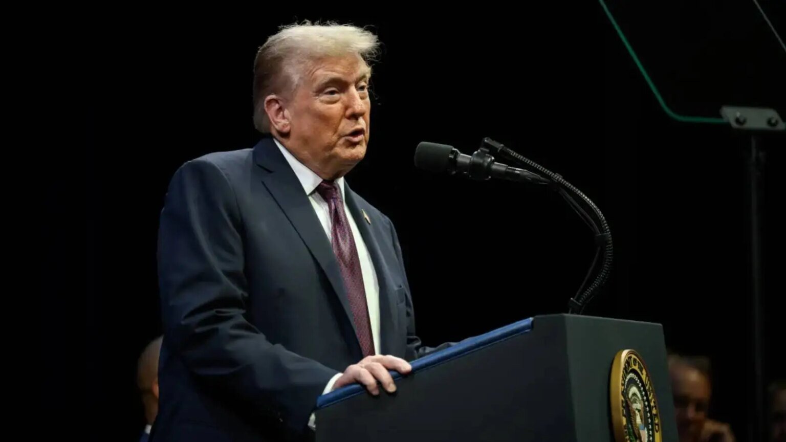 Trump ameaça cancelar licenças de TVs e rádios que criticam governo 1 Trump ameaca cancelar licencas de TVs e radios que criticam.jpg