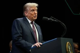 Trump ameaça cancelar licenças de TVs e rádios que criticam governo 9 Trump ameaca cancelar licencas de TVs e radios que criticam.jpg