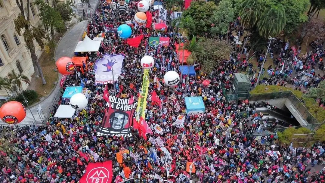 esquerda e direita nas ruas 1 esquerda e direita nas ruas.jpeg