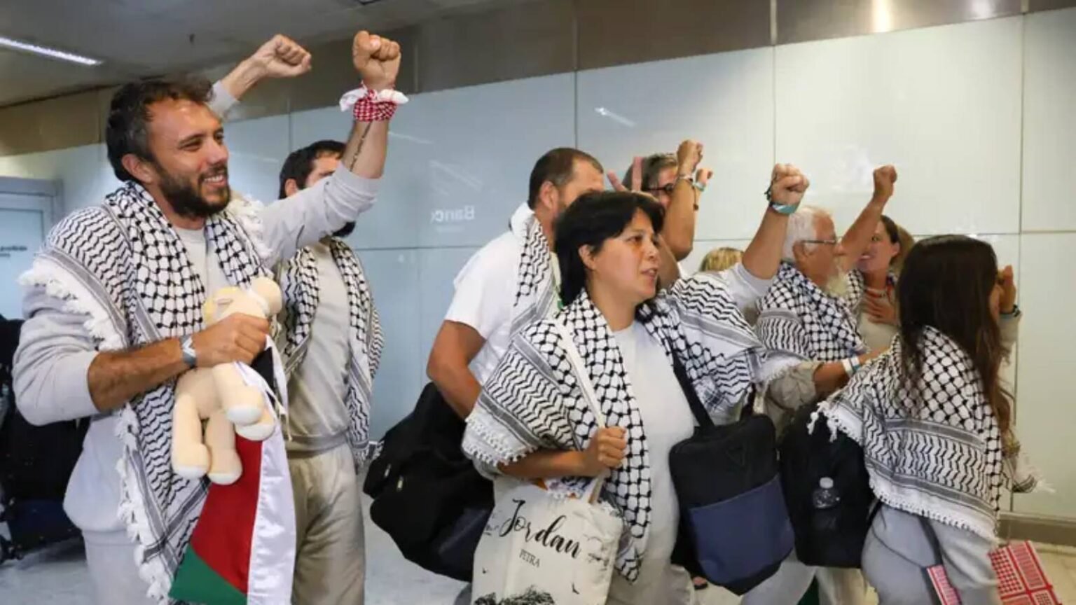 ativistas-da-flotilha-deportados-por-israel-chegam-a-sao-paulo-teve-esse-cessar-fogo-mas-ainda-nao-existe-a-paz-na-palestina-disse-thiago-avila-foto-rovena-rosa-agenciabrasil-tvt-news