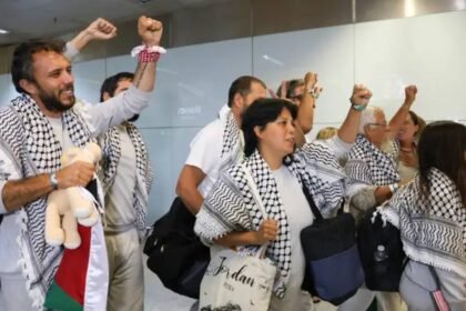 Ativistas da Flotilha deportados por Israel chegam a SP 2 ativistas-da-flotilha-deportados-por-israel-chegam-a-sao-paulo-teve-esse-cessar-fogo-mas-ainda-nao-existe-a-paz-na-palestina-disse-thiago-avila-foto-rovena-rosa-agenciabrasil-tvt-news