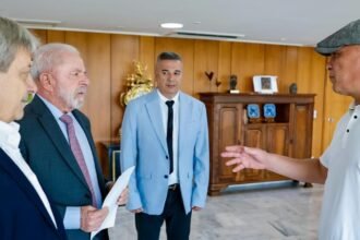 atual-presidente-do-sindicato-dos-metalurgicos-do-abc-se-encontra-com-lula-moises-selerges-atual-presidente-do-sindicato-dos-metalurgicos-do-abc-com-o-presidente-lula-e-os-representantes-da-uom-uniao-obreira-metalurgica-da-argentina-abel-furlan-e-osvaldo-lobato-foto-ricardo-stuckert-pr-tvt-news