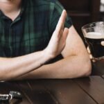 intoxicacao-por-metanol-32-casos-confirmados-o-ministerio-da-saude-recomenda-desconfiar-de-produtos-com-preco-abaixo-da-media-e-sem-rotulo-ou-lacre-de-seguranca-foto:-freepik-tvt-news