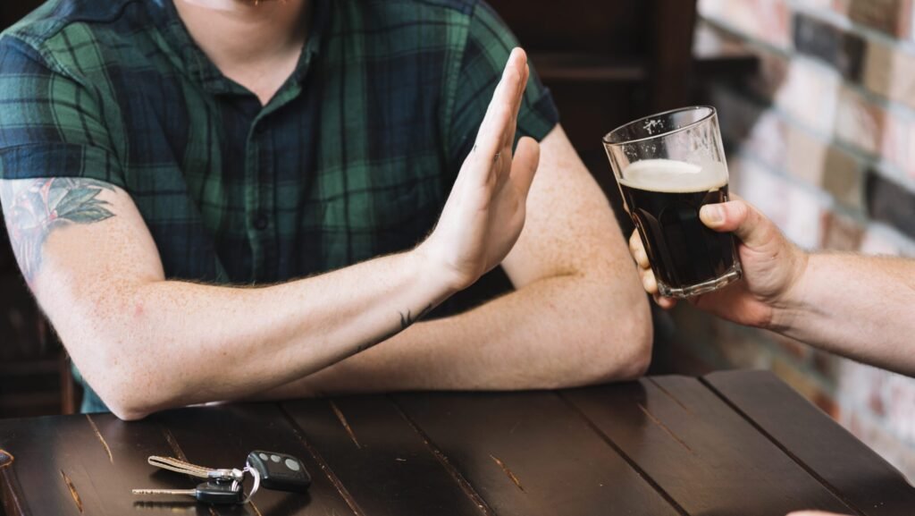 intoxicacao-por-metanol-32-casos-confirmados-o-ministerio-da-saude-recomenda-desconfiar-de-produtos-com-preco-abaixo-da-media-e-sem-rotulo-ou-lacre-de-seguranca-foto:-freepik-tvt-news