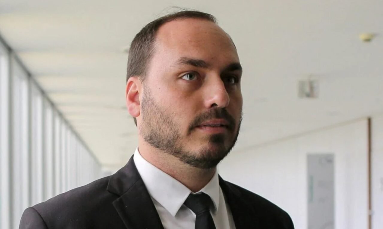 Carlos Bolsonaro confirma entrada na disputa pelo Senado.jpg