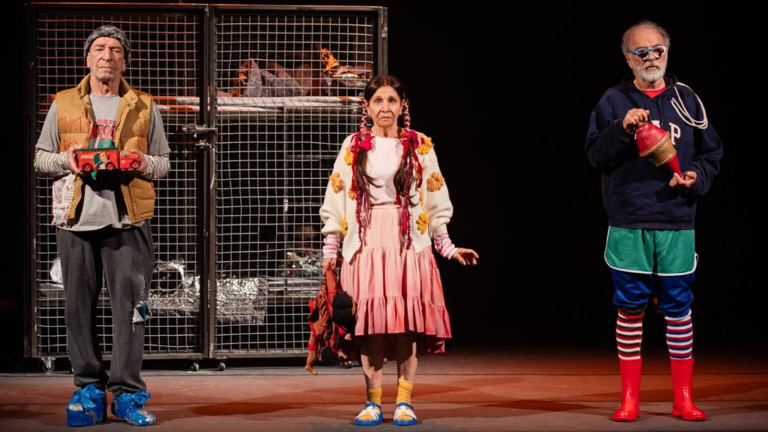 drama-sobre-a-vida-de-criancas-em-campos-de-refugiados-juego-de-ninos-estreia-no-itau-cultural-peca-denuncia-condicoes-desumanas-dos-campos-de-imigracao-o-racismo-e-a-violencia-institucional-foto-renato-domingos-itau-cultural-tvt-news