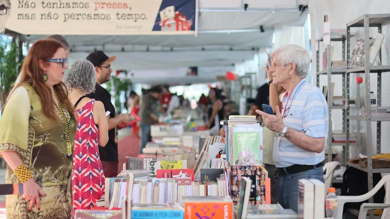 Festival do Livro do Rio 2025: democracia e resistência 1 festival-do-livro-do-rio-comeca-dia-23-com-o-tema-literatura-democracia-e-resistencia-4a-edicao-do-festival-do-livro-do-rio-de-janeiro-fliv-rio-acontece-nos-dias-23-24-e-25-de-outubros-foto-fliv-rio-tvt-news