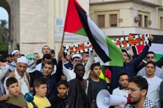 hamas-diz-estar-disposto-a-libertar-refens-sob-proposta-de-trump-libios-participam-de-uma-manifestacao-para-expressar-solidariedade-aos-militantes-da-flotilha-global-sumud-com-destino-a-gaza-em-tripoli-em-3-de-outubro-de-2025-as-embarcacoes-que-zarparam-no-mes-passado-transportando-políticos-e-ativistas-incluindo-a-ativista-sueca-greta-thunberg-em-direcao-a-gaza-foram-interceptadas-por-forcas-israelenses-foto-de-mahmud-turkia-afp-tvt-news