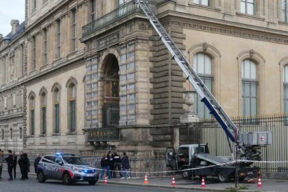 Louvre permanece fechado após roubo de joias 4 Louvre permanece fechado apos roubo de joias.jpg