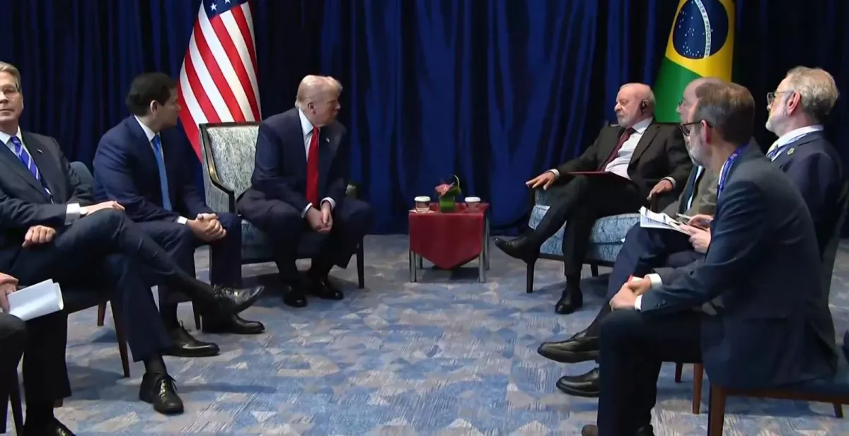 lula-e-trump-se-encontram-para-coversar-sobre-tarifaco-frnte-a-frente-lula-e-trump-dizem-que-havera-conclusao-rapida-para-os-dois-paises-imagem-reproducao-reuters-tvt-news