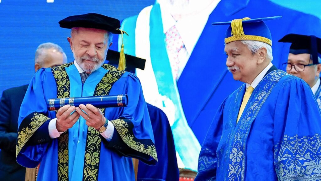 Lula recebe o 38° diploma de doutor honoris causa 1 Título de Doutor Honoris Causa reforça trajetória do líder brasileiro na promoção da inclusão social, da educação e da cooperação entre países do Sul Global.