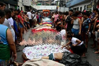 Massacre no Rio supera Carandiru e governador comemora 7 governador-do-rio-chama-de-sucesso-acao-que-resultou-em-massacre-foto-de-pablo-porciuncula-afp-conteudo-sensivel-pessoas-alinham-corpos-na-praca-sao-lucas-da-favela-vila-cruzeiro-no-complexo-da-penha-no-rio-de-janeiro-brasil-em-29-de-outubro-de-2025-apos-a-operacao-contencao-moradores-da-comunidade-da-penha-no-rio-de-janeiro-alinharam-mais-de-60-corpos-em-uma-praca-em-29-de-outubro-um-dia-apos-a-operacao-policial-mais-sangrenta-da-historia-da-cidade-informou-a-afp-tvt-news