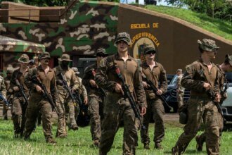 Militares dos EUA fazem manobras no Caribe e Maduro reage 7 militares-dos-eua-fazem-manobras-no-panama-e-maduro-diz-que-tem-5-mil-misseis-russos-militares-panamenhos-e-americanos-participam-de-um-treinamento-de-manobra-de-sobrevivencia-liderado-pelo-exercito-dos-estados-unidos-na-escola-da-selva-na-antiga-base-militar-americana-sherman-em-colon-panama-em-22-de-outubro-de-2025-foto-de-walter-hurtado-afp-tvt-news