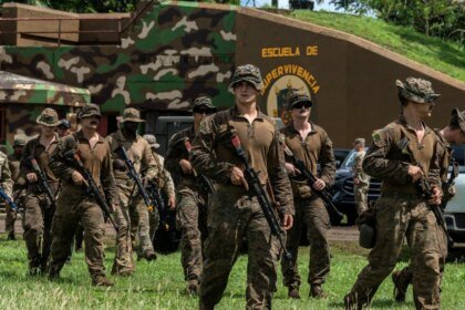 Militares dos EUA fazem manobras no Caribe e Maduro reage 4 militares-dos-eua-fazem-manobras-no-panama-e-maduro-diz-que-tem-5-mil-misseis-russos-militares-panamenhos-e-americanos-participam-de-um-treinamento-de-manobra-de-sobrevivencia-liderado-pelo-exercito-dos-estados-unidos-na-escola-da-selva-na-antiga-base-militar-americana-sherman-em-colon-panama-em-22-de-outubro-de-2025-foto-de-walter-hurtado-afp-tvt-news