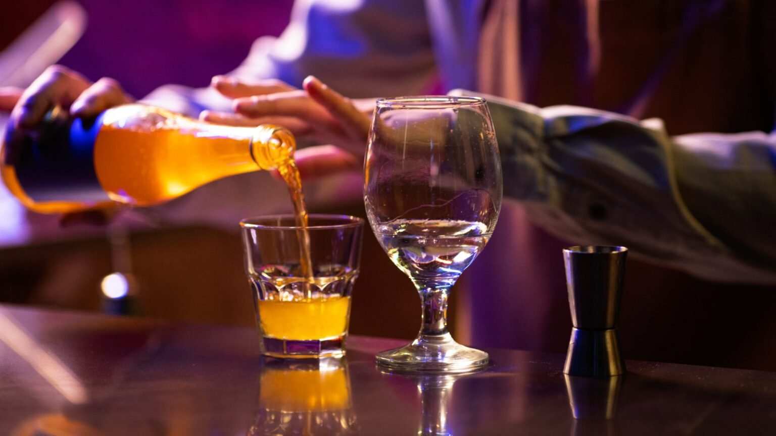 Ministério cria comitê para discutir intoxicações 1 bebidas-metanol:-o-que-se-sabe-sintomas-intoxicacao-os-casos-de-intoxicacao-ocorrem-apos-ingestao-de-diferentes-tipos-de-bebida-como-gin-whisky-e-vodka-foto-freepik-tvt-news