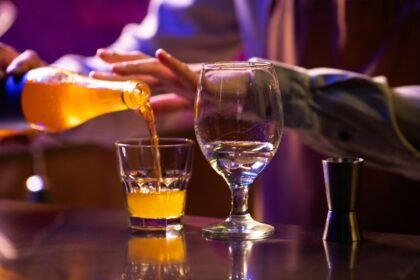 Ministério cria comitê para discutir intoxicações 8 bebidas-metanol:-o-que-se-sabe-sintomas-intoxicacao-os-casos-de-intoxicacao-ocorrem-apos-ingestao-de-diferentes-tipos-de-bebida-como-gin-whisky-e-vodka-foto-freepik-tvt-news