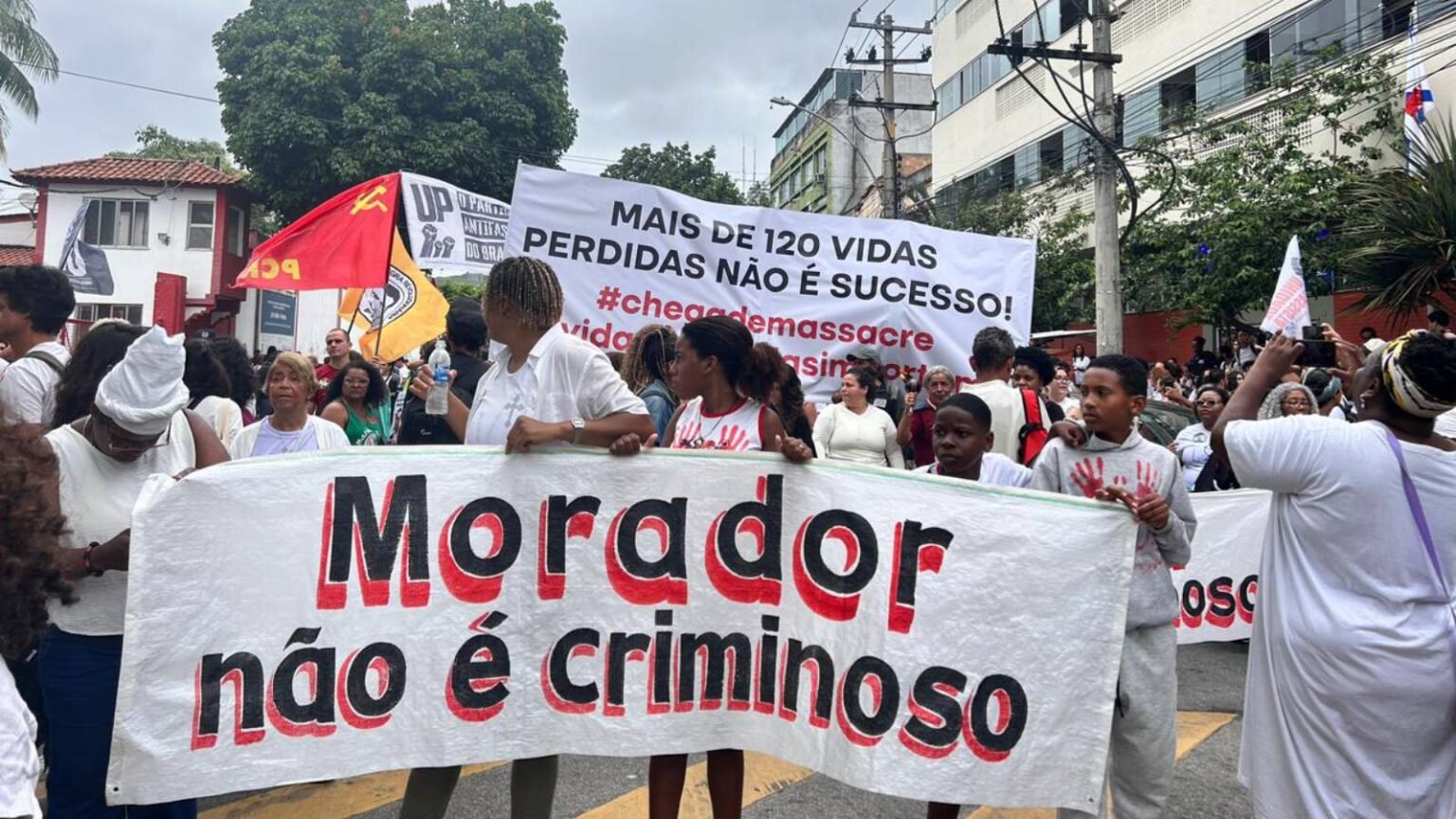 Moradores de favelas protestam no Rio apos megaoperacao com 121.jpg