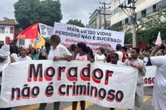 Moradores de favelas protestam no Rio apos megaoperacao com 121.jpg