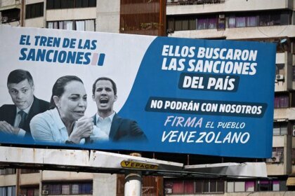 Não foi o Trump; Corina Machado ganha Nobel da Paz 26 nao-foi-o-trump-corina-machado-ganha-premio-nobel-da-paz-um-outdoor-em-caracas-diz-que-os-lideres-da-oposicao-da-esquerda-para-a-direita-leopoldo-lopez-maria-corina-machado-e-juan-guaido-sao-responsaveis-pelas-sancoes-impostas-pelos-eua-a-venezuela-foto-federico-parra-afp-tvt-news