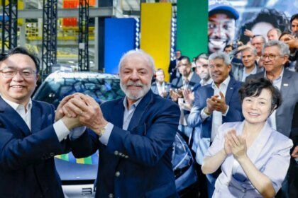 nova-fabrica-da-byd-mostra-confianca-no-brasil-diz-lula-esse-homem-conseguiu-se-transformar-num-genio-do-carro-eletrico-disse-lula-sobre-fundador-da-byd-foto-ricardo-stuckert-pr-tvt-news
