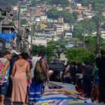 Pelo menos 60 corpos foram enfileirados no Complexo da Penha 2 corpos-sao-vistos-enfileirados-na-praca-sao-lucas-na-favela-vila-cruzeiro-no-complexo-da-penha-no-rio-de-janeiro-brasil-em-29-de-outubro-de-2025-apos-a-operacao-contencao-corpos-se-acumularam-em-bairros-pobres-do-rio-de-janeiro-em-28-de-outubro-quando-a-policia-lancou-suas-maiores-operacoes-contra-traficantes-de-drogas-na-cidade-deixando-pelo-menos-64-mortos-em-cenas-de-guerra-cerca-de-2-500-policiais-fortemente-armados-apoiados-por-veiculos-blindados-helicopteros-e-drones-participaram-da-operacao-que-visava-a-principal-quadrilha-de-narcotrafico-do-brasil-em-dois-bairros-pobres-ou-favelas-na-zona-norte-do-rio-foto-por-pablo-porciuncula-afp-tvt-news